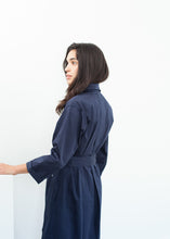 Carica l'immagine nel visualizzatore di Gallery, Sateen Trench in Navy