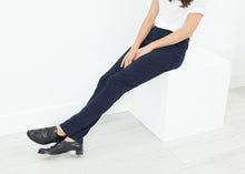 Carica l&#39;immagine nel visualizzatore di Gallery, Easy Slim Pant in Navy
