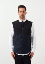 Carica l&#39;immagine nel visualizzatore di Gallery, Reversible Quilted Vest
