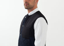 Carica l&#39;immagine nel visualizzatore di Gallery, Reversible Quilted Vest

