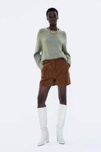 Carica l&#39;immagine nel visualizzatore di Gallery, CORDUROY BERMUDA SHORTS WITH BUTTONS
