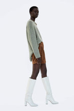 Carica l&#39;immagine nel visualizzatore di Gallery, CORDUROY BERMUDA SHORTS WITH BUTTONS
