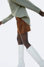 Carica l&#39;immagine nel visualizzatore di Gallery, CORDUROY BERMUDA SHORTS WITH BUTTONS
