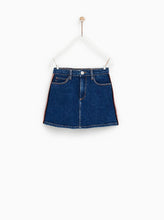 Carica l&#39;immagine nel visualizzatore di Gallery, DENIM SKIRT WITH TAPING
