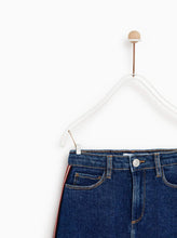 Carica l&#39;immagine nel visualizzatore di Gallery, DENIM SKIRT WITH TAPING
