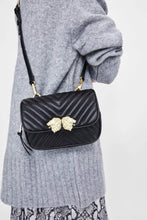Carica l&#39;immagine nel visualizzatore di Gallery, CROSSBODY BELT BAG WITH LION DETAILS

