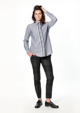Carica l&#39;immagine nel visualizzatore di Gallery, Chambray Boyfriend Shirt in Blue
