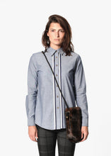 Carica l&#39;immagine nel visualizzatore di Gallery, Chambray Boyfriend Shirt in Blue
