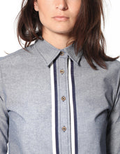 Carica l&#39;immagine nel visualizzatore di Gallery, Chambray Boyfriend Shirt in Blue
