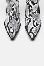 Carica l&#39;immagine nel visualizzatore di Gallery, COWBOY ANKLE BOOTS
