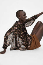 Load image into Gallery viewer, FLORAL PRINT BLOUSE
