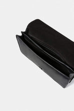 Carica l&#39;immagine nel visualizzatore di Gallery, EMBOSSED CHAIN-TRIMMED BAG
