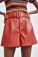 Carica l&#39;immagine nel visualizzatore di Gallery, FAUX LEATHER BERMUDA SHORTS
