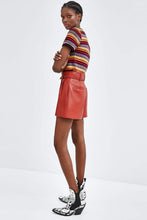 Carica l&#39;immagine nel visualizzatore di Gallery, FAUX LEATHER BERMUDA SHORTS

