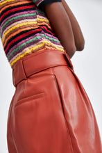 Carica l&#39;immagine nel visualizzatore di Gallery, FAUX LEATHER BERMUDA SHORTS
