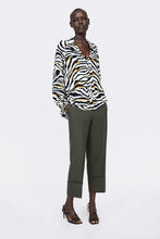 Load image into Gallery viewer, ANIMAL PRINT BLOUSE
