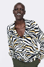 Load image into Gallery viewer, ANIMAL PRINT BLOUSE
