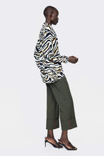 Load image into Gallery viewer, ANIMAL PRINT BLOUSE
