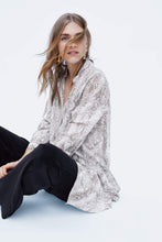Load image into Gallery viewer, ANIMAL PRINT ASYMMETRIC SHIRT
