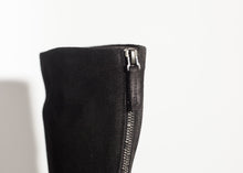 Carica l&#39;immagine nel visualizzatore di Gallery, Knee-High Boot in Black
